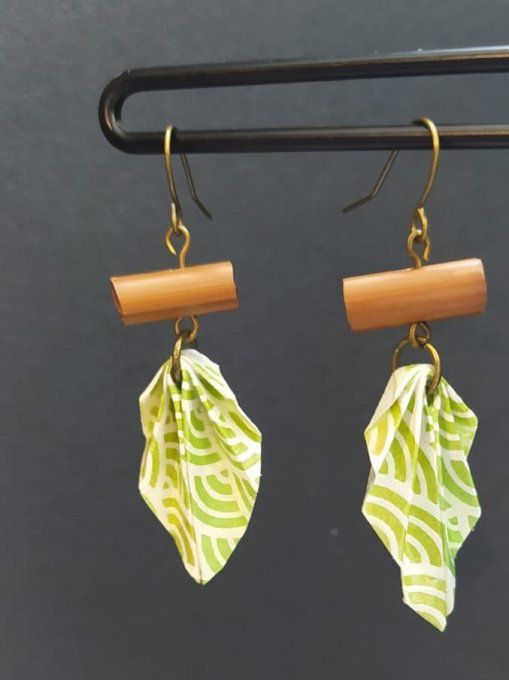 Boucles d'oreilles - feuilles + perles verticales